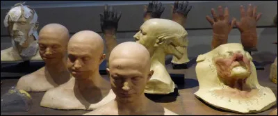 Toutes les étagères présentent des MILLIERS de miniatures en latex ! Parmi ces fabrications, laquelle n'apparaît pas dans un film ?