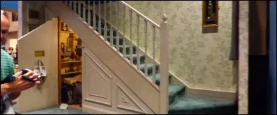 On s'engouffre dans le hall, et la file d'attente qui serpente est déjà jalonnée de pépites, comme ici :