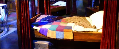 Après la grande Salle, c'est la deuxième pièce entièrement reconstituée : le dortoir des Gryffondor ! Qui est le propriétaire de ce lit ?