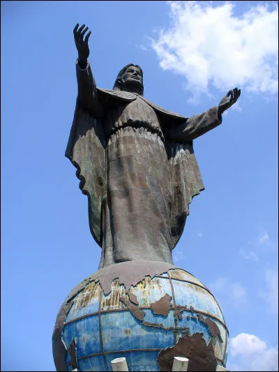 À combien de mètres culmine la statue du Cristo Rei, située à Dili, capitale du Timor oriental ?