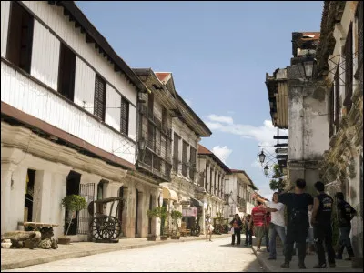 Et pour finir, voyageons aux Philippines ! Dans quelle île se situe la ville historique de Vigan ?
