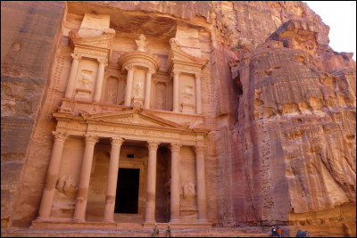 Comment s'appelle cette cité antique jordanienne, l'une des plus célèbres au monde, appelée souvent "la huitième merveille" ?