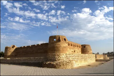 Prochaine escale : le Bahreïn ! La Qal'at al-Bahreïn, ancien port et capitale de Dilmun, est l'un des __ sites inscrits au patrimoine mondial de l'UNESCO.