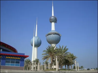 En quelle année ces trois tours, nommées Kuwait Towers et situées au Koweït, ont-elles été ouvertes au public ?