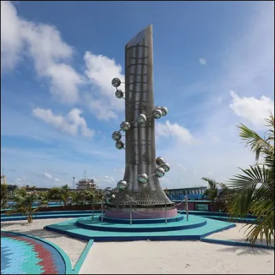 Maintenant, pourriez-vous me dire à qui/quoi est dédié ce monument, l'un des rares qui existent aux Maldives ?