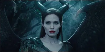 Dans le film "Maléfique" (que j'ai adoré et vous ?), qui réveille Aurore d'un sommeil qui a failli être éternel ?