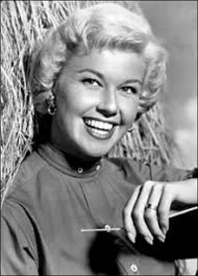 ''Que sera, sera (Whatever Will Be, Will Be)'' chantait Doris Day dans ''L'Homme qui en savait trop'' d'Alfred Hitchcock. Qui incarnait son &eacute;poux dans ce film ?