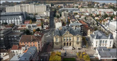 Ville de 48 000 habitants du département des Hauts-de-Seine, située à l'ouest de Paris, sur les coteaux de la rive gauche de la Seine :