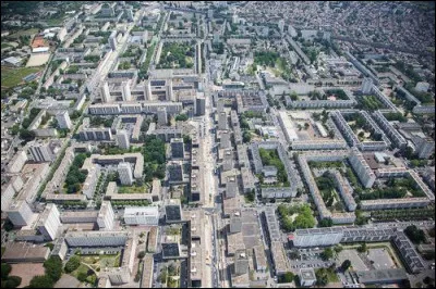 Ville de 58 000 habitants du département du Val-d'Oise, symbole des "grands ensembles" de l'expansion urbaine des années 1950/60 :