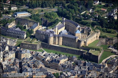 Ville de 15 000 habitants du département des Ardennes, située dans la vallée de la Meuse et dominée son château-fort bâti sur un éperon rocheux :