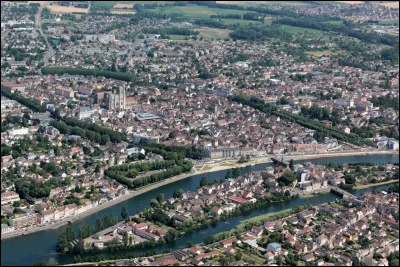 Ville de 25 000 habitants du département de l'Yonne, connue pour sa cathédrale du XIIe siècle, premier grand édifice gothique :