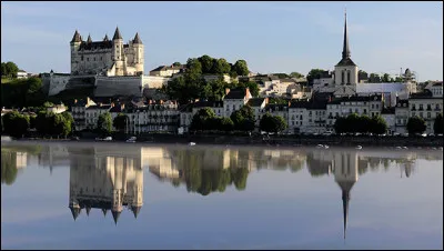 Ville de 26 000 habitants du département de Maine-et-Loire, traversée par la Loire :