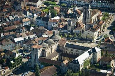 Petite ville de 3 200 habitants du département du Lot, située dans la vallée de la Dordogne :