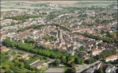 Petite ville de 4 800 habitants du département de la Marne, située en Brie champenoise :