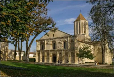 Ville de 6 800 habitants du département de la Charente-Maritime, située à l'intérieur de la plaine de l'Aunis :