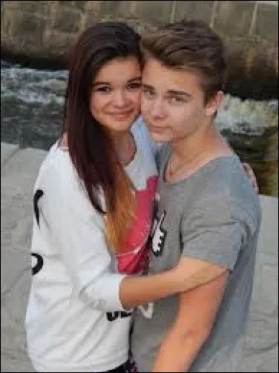 Il t'envoie un snap de lui avec une/un pote.