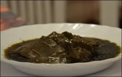 Le mloukhiya est un plat qui a pour origine l'Égypte antique. Quelle plante est présente dans ce plat ?