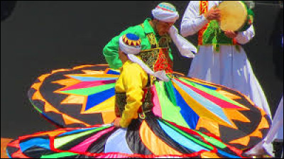La tanoura est une danse traditionnelle égyptienne. Pourquoi appelle-t-on cette danse comme ça ?