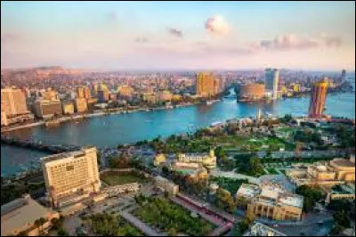 Le Caire est la plus grande ville mais aussi la capitale de l'Égypye. Quel nom portait cette ville avant l'année 970 ?