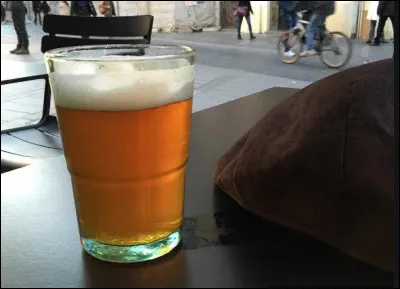 Le zythum est une boisson qui ressemble à de la bière qui est fabriquée entre la Palestine et l'Égypte. Dans quelle ville exactement ?