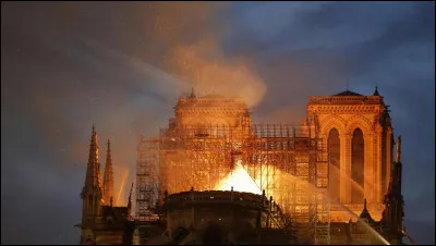En quelle année un incendie a partiellement détruit la cathédrale Notre-Dame de Paris ?