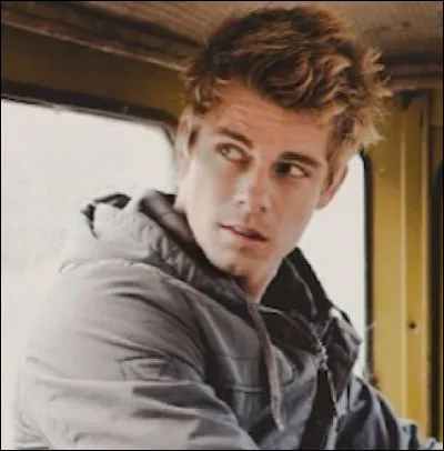 Comment s'appelle le petit copain de Bella ?