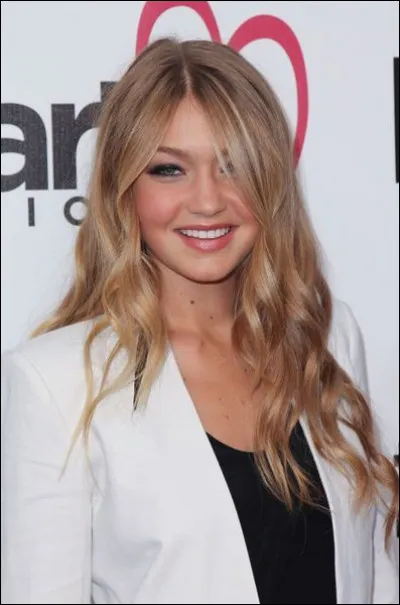 Quel est son agence de mannequin ?