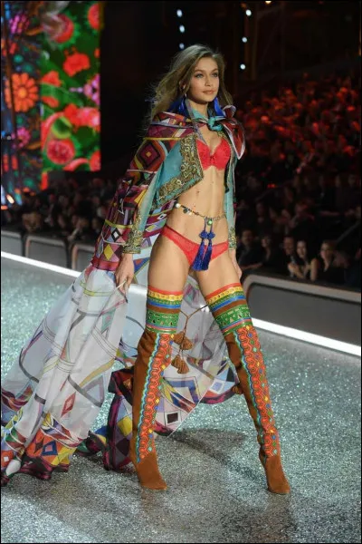 Quand a-t-elle défilé pour la deuxième fois au "Victoria's Secret Fashion Show" ?