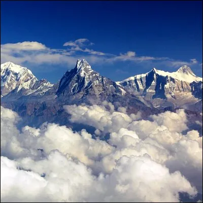 Quel massif montagneux, dont le nom signifie "m&egrave;re nourrici&egrave;re", abrite le dixi&egrave;me plus haut sommet du monde ?