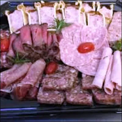 Quelle pr&eacute;paration de charcuterie est un hachis de viandes &eacute;pic&eacute;es cuit dans une terrine et consomm&eacute; g&eacute;n&eacute;ralement froid ?