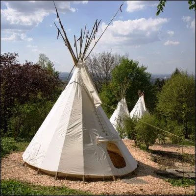 Comment appelle-t-on la tente conique utilis&eacute;e par certaines tribus nord-am&eacute;rindiennes ?