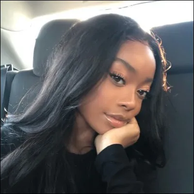 Quel est l'âge de la fille qui est sur la photo en 2020 ?