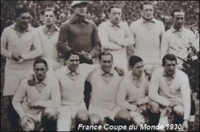 Quelle équipe surnommée "Los Galos" (les coqs) en Espagne et en Amérique du Sud fut la première adversaire des Argentins en Coupe du monde ?