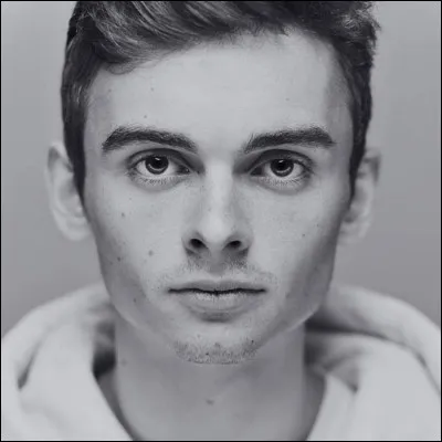 Quel est le nom de la chaîne YouTube de son frère Simon ?