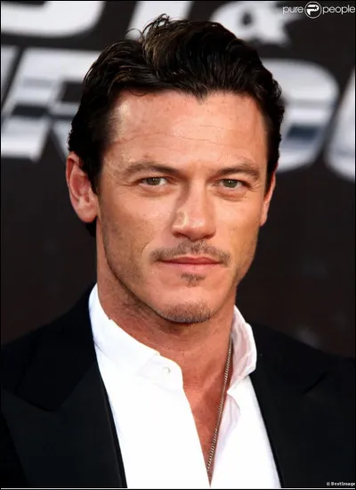Quel âge a « Luke Evans » ?
(2020)