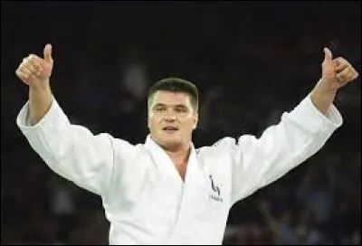 Combien de titres olympiques remporta le judoka David Douillet ?