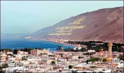 La ville compte 569 797 habitants.