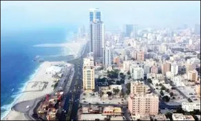 Elle est située sur le golfe Persique autour d'un port naturel. Nommez-la !