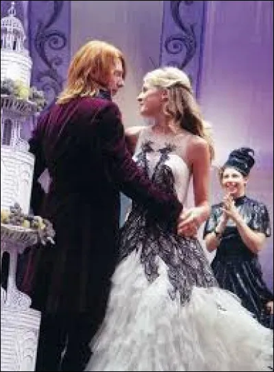 Dans les Reliques de la Mort partie 1, qui se marie ?