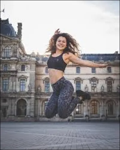 Quelle est la phrase que Juju Fitcats dit en début de vidéo ?