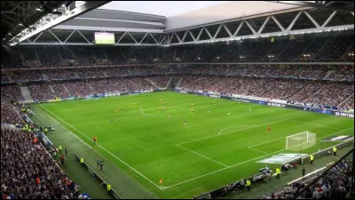 Combien de places compte l'actuel stade du LOSC (Pierre Mauroy) ?