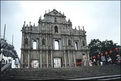 Allons à Macao à l'Église de la Mère-de-Dieu. Il ne reste plus que la façade de l'église. Quelle est la cause de la destruction de la grande partie de cette église ?