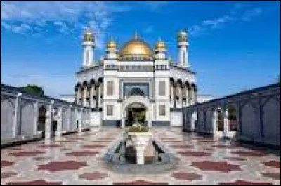 Allons maintenant dans un petit pays situé en Asie du Sud-Est : le Brunei. Combien de pièces compte le palais Nurul Iman, résidence principale du sultan de Brunei, siège de son gouvernement et dont la surface est de 200 000 m² ?