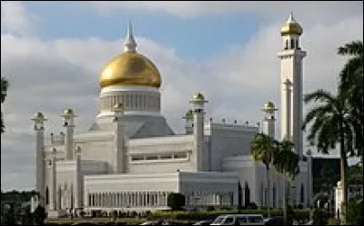 Quelle est la particularité de la mosquée Omar Ali Saifuddien, du nom du 28e sultan du Brunei, achevée en 1958 ?