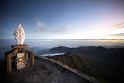 De quel pays a été apportée la statue de la Vierge Marie, haute de 3 mètres et placée au sommet du mont Ramelau (2963 mètres) au Timor-Oriental ?
