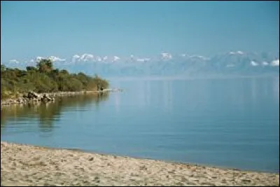 Le Issyk Koul est le troisième plus grand lac du Kirghizistan et le plus grand de toute l'Asie Centrale.