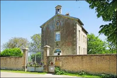 Voici la mairie à clocheton d'Orret. Petit village Côte-d'Orien de 16 habitants, il se situe dans l'ancienne région ...