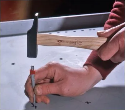 Pourquoi faut-il donner un coup de pointeau avant de percer un matériau dur ?