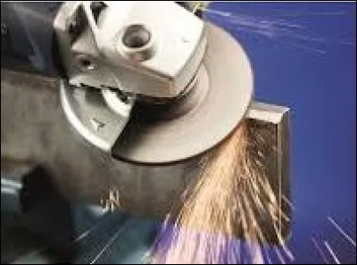 Pour couper rapidement du métal cet ouvrier se sert...