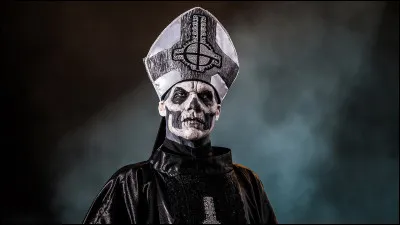 En 2016 Ghost a sorti l'album "Meliora". Coment s'appelait son frontman ?